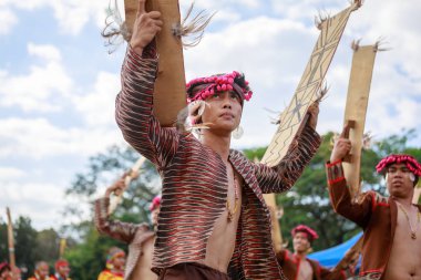 Manila, Filipinler - 4 Şubat 2018: Ali rıza Park Manila City Filipinler geleneksel kostüm giyen öğrenci dansçı.