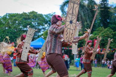Manila, Filipinler - 4 Şubat 2018: Ali rıza Park Manila City Filipinler geleneksel kostüm giyen öğrenci dansçı.