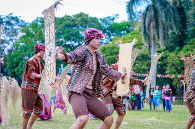 Manila, Filipinler - 4 Şubat 2018: Ali rıza Park Manila City Filipinler geleneksel kostüm giyen öğrenci dansçı.