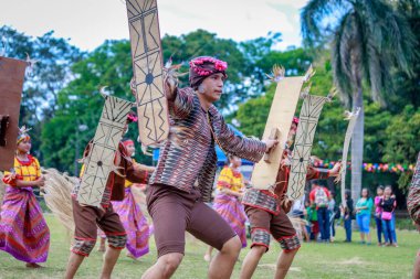 Manila, Filipinler - 4 Şubat 2018: Ali rıza Park Manila City Filipinler geleneksel kostüm giyen öğrenci dansçı.