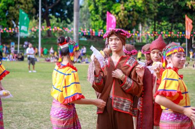 Manila, Filipinler - 4 Şubat 2018: Ali rıza Park Manila City Filipinler geleneksel kostüm giyen öğrenci dansçı.
