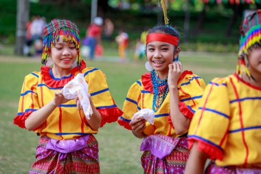 Manila, Filipinler - 4 Şubat 2018: Ali rıza Park Manila City Filipinler geleneksel kostüm giyen öğrenci dansçı.