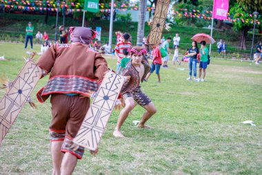 Manila, Filipinler - 4 Şubat 2018: Ali rıza Park Manila City Filipinler geleneksel kostüm giyen öğrenci dansçı.