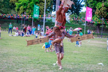 Manila, Filipinler - 4 Şubat 2018: Ali rıza Park Manila City Filipinler geleneksel kostüm giyen öğrenci dansçı.