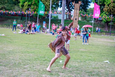 Manila, Filipinler - 4 Şubat 2018: Ali rıza Park Manila City Filipinler geleneksel kostüm giyen öğrenci dansçı.