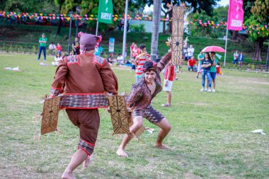 Manila, Filipinler - 4 Şubat 2018: Ali rıza Park Manila City Filipinler geleneksel kostüm giyen öğrenci dansçı.