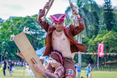 Manila, Filipinler - 4 Şubat 2018: Ali rıza Park Manila City Filipinler geleneksel kostüm giyen öğrenci dansçı.