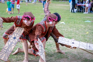 Manila, Filipinler - 4 Şubat 2018: Ali rıza Park Manila City Filipinler geleneksel kostüm giyen öğrenci dansçı.