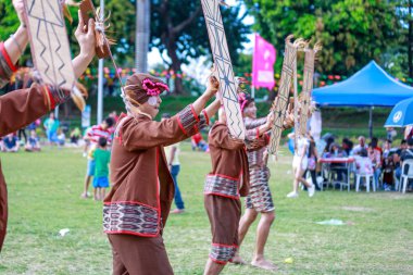 Manila, Filipinler - 4 Şubat 2018: Ali rıza Park Manila City Filipinler geleneksel kostüm giyen öğrenci dansçı.