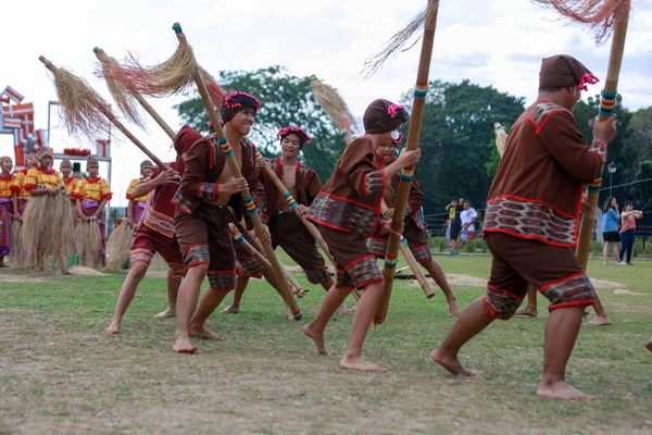 Manila, Filipinler - 4 Şubat 2018: Ali rıza Park Manila City Filipinler geleneksel kostüm giyen öğrenci dansçı.