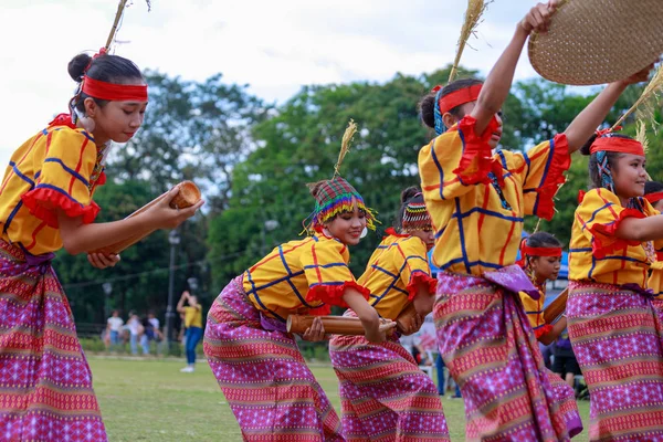 Manila Filippine Febbraio 2018 Danzatrice Studentesca Che Indossa Costume Tradizionale — Foto Stock