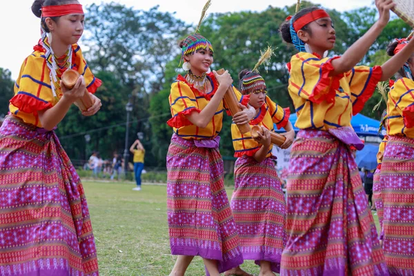 Manila, Filipinler - 4 Şubat 2018: Ali rıza Park Manila City Filipinler geleneksel kostüm giyen öğrenci dansçı.