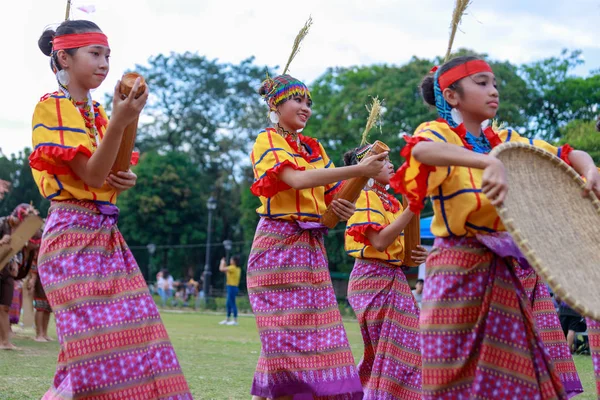 Manila Filipinas Fevereiro 2018 Dançarina Estudante Vestindo Trajes Tradicionais Das — Fotografia de Stock