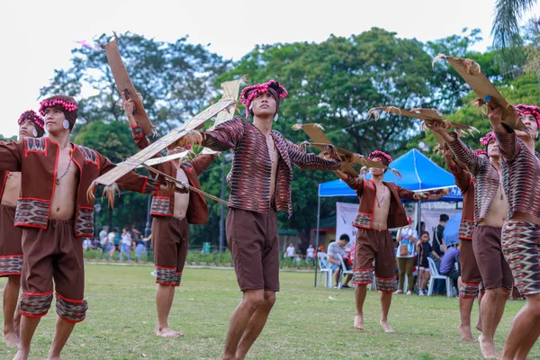 Manila, Filipinler - 4 Şubat 2018: Ali rıza Park Manila City Filipinler geleneksel kostüm giyen öğrenci dansçı.