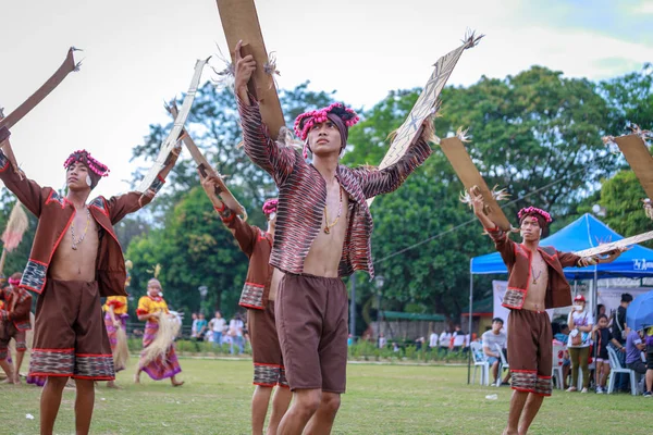 Manila, Filipinler - 4 Şubat 2018: Ali rıza Park Manila City Filipinler geleneksel kostüm giyen öğrenci dansçı.