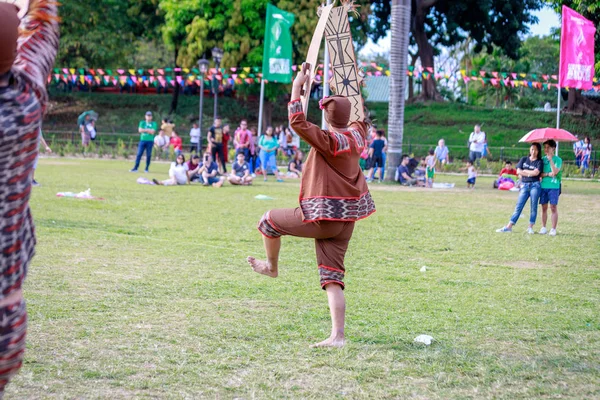 Manila, Filipinler - 4 Şubat 2018: Ali rıza Park Manila City Filipinler geleneksel kostüm giyen öğrenci dansçı.