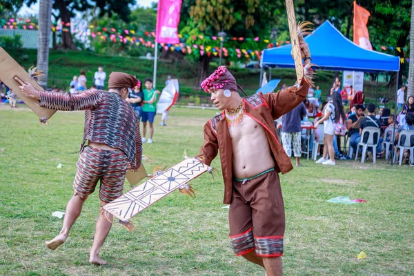 Manila, Filipinler - 4 Şubat 2018: Ali rıza Park Manila City Filipinler geleneksel kostüm giyen öğrenci dansçı.