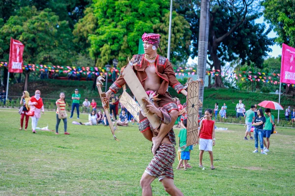 Manila, Filipinler - 4 Şubat 2018: Ali rıza Park Manila City Filipinler geleneksel kostüm giyen öğrenci dansçı.
