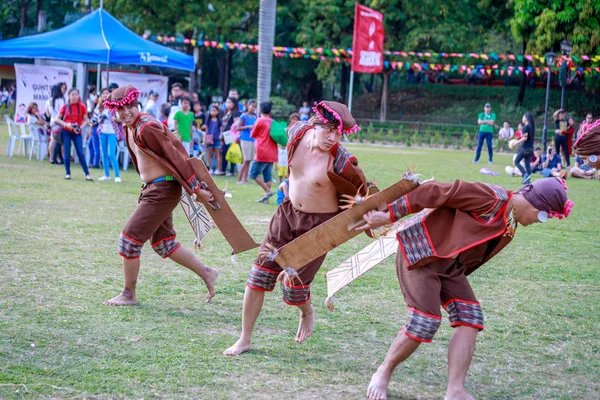 Manila, Filipinler - 4 Şubat 2018: Ali rıza Park Manila City Filipinler geleneksel kostüm giyen öğrenci dansçı.
