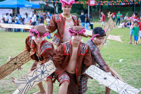 Manila, Filipinler - 4 Şubat 2018: Ali rıza Park Manila City Filipinler geleneksel kostüm giyen öğrenci dansçı.