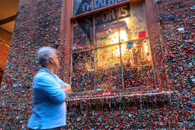 Seattle, Washington - 30 Haziran 2018: Pazar tiyatro sakız Wall Downtown Seattle. Downtown Seattle, Pike Place Market altında yazı sokakta yerel bir dönüm noktası olduğunu.