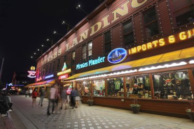 Seattle, Washington - 30 Haziran 2018: Görünüm, Pier 57 iniş, eğlence merkezi Seattle, Washington'da madenciler