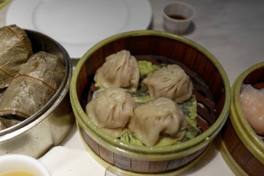 Bir Çin restoranı bir bambu vapur kutusuna Çin böreği