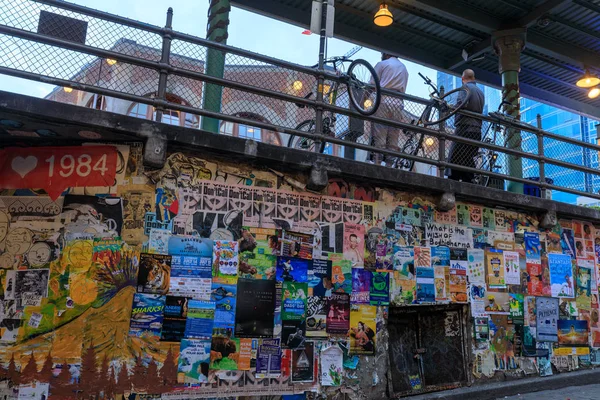 Seattle Washington Junho 2018 Cartazes Coloridos Rasgados Paredes Antigas Grunge — Fotografia de Stock
