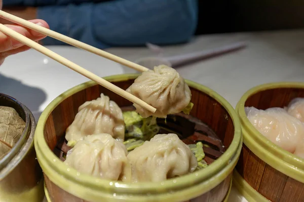 中国餐馆竹蒸笼盒中的中式饺子 — 图库照片