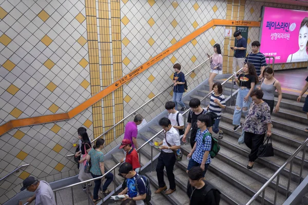 Seoul Sydkorea Juli 2018 Människor Vandrar Genom Seoul Subway Plattformen — Stockfoto