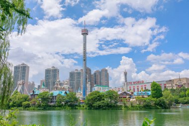 Seoul, Güney Kore - 3 Temmuz 2018: Lotte World eğlence Tema Parkı Seokchon göl, önemli turistik Seoul, Güney Kore.