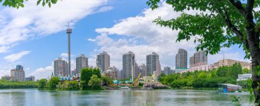 Seoul, Güney Kore - 3 Temmuz 2018: Lotte World eğlence Tema Parkı Seokchon göl, önemli turistik Seoul, Güney Kore.