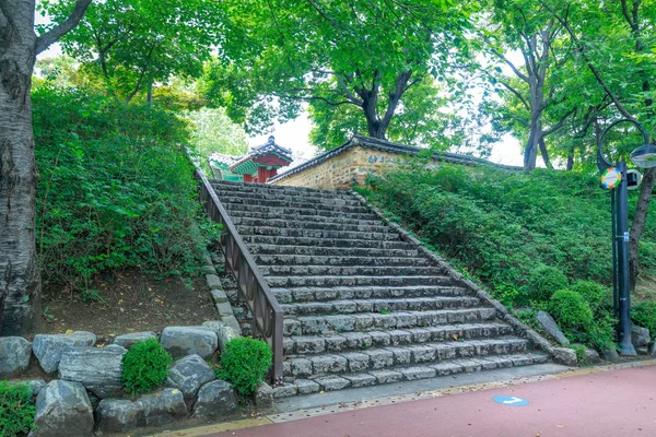 2018年7月3日 Seokchon 湖公园在夏天季节 汉城城市 在乐天世界大厦附近 — 图库照片