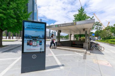 Seoul, Güney Kore - 3 Temmuz 2018: Samseong Metro İstasyonu'na giriş Gangnam Seoul Bölge şehrin