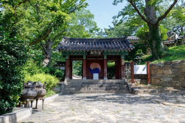Namhae, Güney Kore - 29 Temmuz 2018: Chungnyeolsa tapınak Namhae İlçesi, Güney Gyeongsang Eyaleti