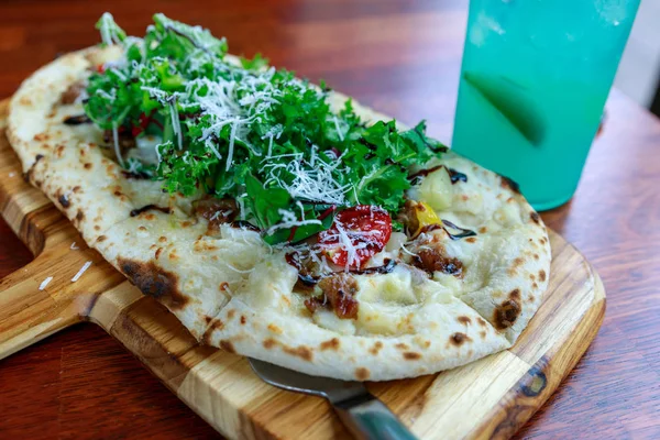 Talyan Pizza Malzemelerle Ahşap Masa Üzerinde — Stok fotoğraf
