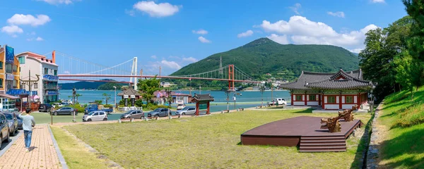 Namhae Südkorea Juli 2018 Chungnyeolsa Schreingarten Mit Namhae Brücke Und — Stockfoto