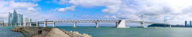 Busan, Güney Kore - 12 Temmuz 2018: Cityscape, Haeundae bölge ile lüks gökdelenler ve Gwangan köprüsü