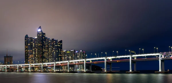 韩国釜山 2018年8月9日 海云台区城市景观与豪华摩天大楼和桥梁在傍晚 — 图库照片