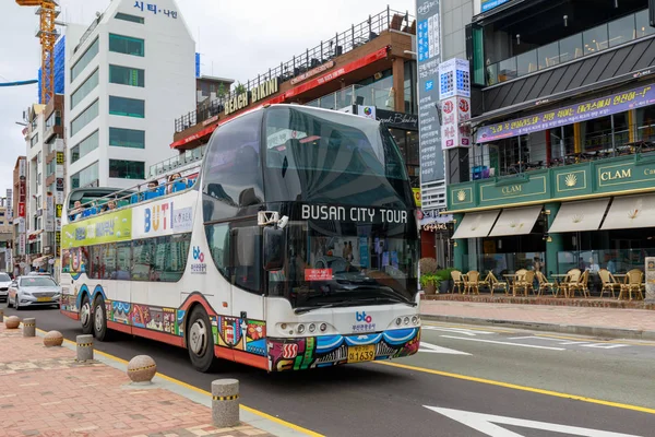 Busan, Güney Kore - 7 Temmuz 2018: Busan şehir tur otobüsü Busan şehrinde Gwangalli plajda