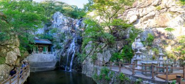 Yangsan, Güney Kore - 2 Ağustos 2018: Honglyongsa Tapınağı sahne Yangsan City