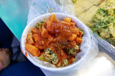 Tteok-bokki, tavada kızartılmış pirinç kek, popüler bir Korece sokak gıda olduğu