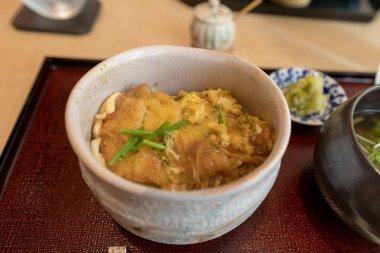 Kızarmış domuz pirzola ekmek kapısı (Katsudon), Japon yemekleri