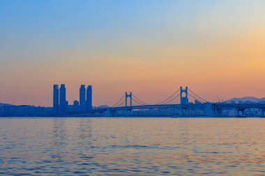 Renkli günbatımı üzerinde Gwangandaegyo (elmas köprü), bir asma köprü, Busan city, Güney Kore