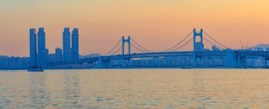 Renkli günbatımı üzerinde Gwangandaegyo (elmas köprü), bir asma köprü, Busan city, Güney Kore