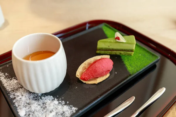 Pedazo Pastel Macaron Después Comida Postre Curso Japonés — Foto de Stock