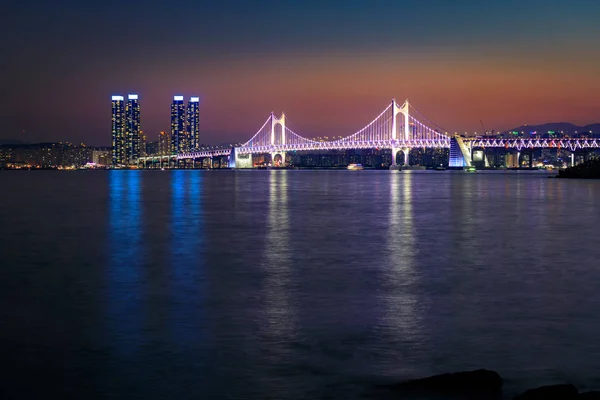 Gün Batımında Busan Şehrinde Gwangan Köprüsü — Stok fotoğraf