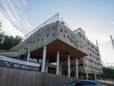 Daegu, Güney Kore - 19 Ağustos 2018: Hillcrest (Hub Hills), Eko tema park bahçeler, çocukların sürmek ve ZIP-astar ve dağ tırmanışı ile bir macera alanı featuring.
