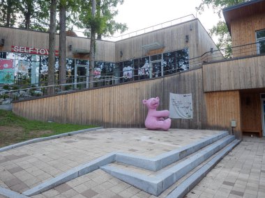 Daegu, Güney Kore - 19 Ağustos 2018: Hillcrest (Hub Hills), Eko tema park bahçeler, çocukların sürmek ve ZIP-astar ve dağ tırmanışı ile bir macera alanı featuring.