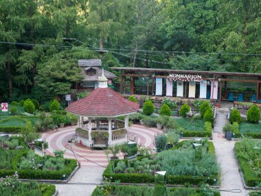 Daegu, Güney Kore - 19 Ağustos 2018: Hillcrest (Hub Hills), Eko tema park bahçeler, çocukların sürmek ve ZIP-astar ve dağ tırmanışı ile bir macera alanı featuring.